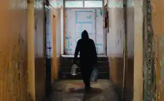 На Левом берегу Астаны обнаружен заброшенный дом, вызывающий страх и недоумение у местных жителей. Вокруг него ходят слухи о его мрачной истории, а его внешний вид напоминает кадры из фильмов ужасов. Несмотря на современную архитектуру и новые жилые компл