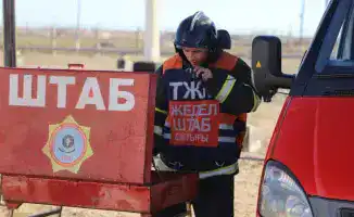 В Астане пожар в гараже перекинулся на крышу гостиницы: автомобили горят в районе Сарыарка