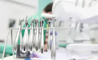 Судебное разбирательство в Астане: адвокат подсудимой просит отложить показания в деле о смерти трёхлетней девочки после стоматологической процедуры под наркозом