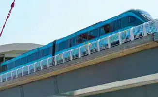 Опасное напряжение на эстакаде LRT: что нужно знать жителям столицы