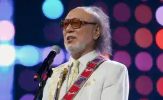 Солист ансамбля 'Дос-Мукасан' Мурат Кусаинов лишился звания, что вызвало бурное обсуждение в социальных сетях. Министерство культуры объяснило своё решение, однако подробности остаются неясными. Пользователи выражают удивление, учитывая популярность музык