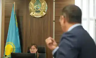 Судебный процесс по делу Альмиры Нурлыбековой, матери осужденного экс-министра Куандыка Бишимбаева, продолжается в Астане. На заседании адвокаты обеих сторон вступили в перепалку, что привлекло внимание присутствующих. Судья продолжает рассматривать матер