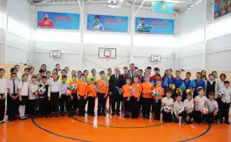 В городе Аксае Бурлинского района Западно-Казахстанской области открылась новая 'Школа будущего', построенная в рамках программы модернизации образовательной инфраструктуры. Новое здание средней школы № 1 призвано улучшить условия обучения и предоставить 