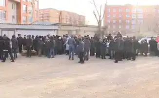 В Актобе разгорелся скандал из-за планов властей снести гаражный кооператив, существующий почти 40 лет. Более ста владельцев гаражей выразили недовольство полученными уведомлениями о сносе, так как власти намерены проложить сквозную дорогу прямо через их 