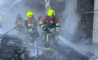 В Астане ликвидируют возгорание кровли ресторана: оперативные действия огнеборцев