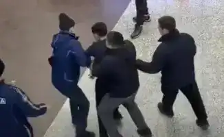 В Астане из торгового центра силой вывели молодого человека: видео с инцидентом стало вирусным в соцсетях