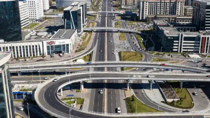 Президент Касым-Жомарт Токаев поддержал планы по расширению сети легкорельсового транспорта (ЛРТ) и предложил строительство двухуровневой дороги в Астане, что свидетельствует о стремлении улучшить транспортную инфраструктуру столицы. Астане