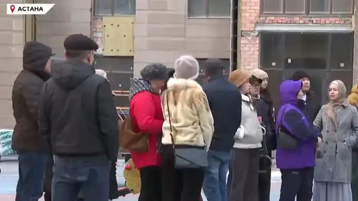 Дольщики ЖК Madrid-3 в Астане продолжают ожидать свои квартиры, которые должны были быть сданы еще в 2022 году. Третий год подряд жители не могут получить ключи от собственных квартир, что вызывает у них недовольство и разочарование. Астане