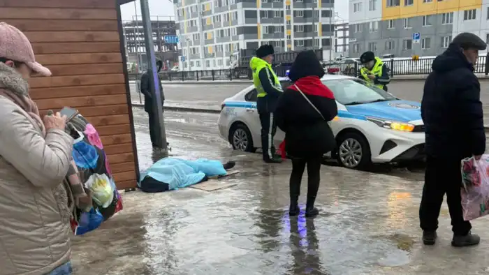 В Астане на автобусной остановке найден труп мужчины: фотографии с места происшествия шокируют пользователей соцсетей Астане