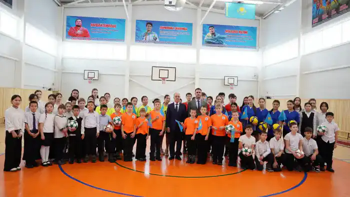 В городе Аксае Бурлинского района Западно-Казахстанской области открылась новая 'Школа будущего', построенная в рамках программы модернизации образовательной инфраструктуры. Новое здание средней школы № 1 призвано улучшить условия обучения и предоставить  Астане