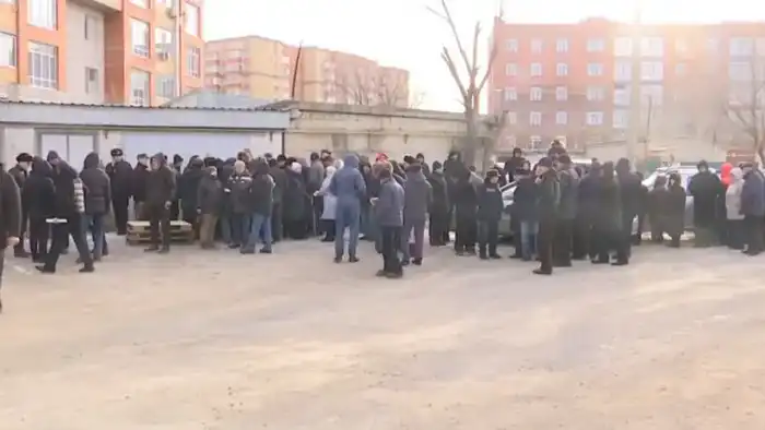 В Актобе разгорелся скандал из-за планов властей снести гаражный кооператив, существующий почти 40 лет. Более ста владельцев гаражей выразили недовольство полученными уведомлениями о сносе, так как власти намерены проложить сквозную дорогу прямо через их  Астане