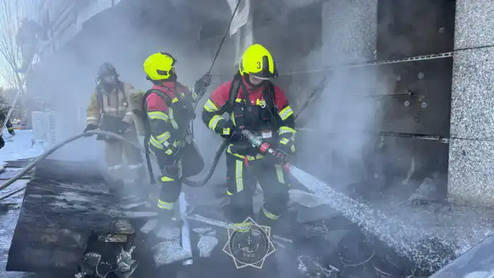 В Астане ликвидируют возгорание кровли ресторана: оперативные действия огнеборцев Астане