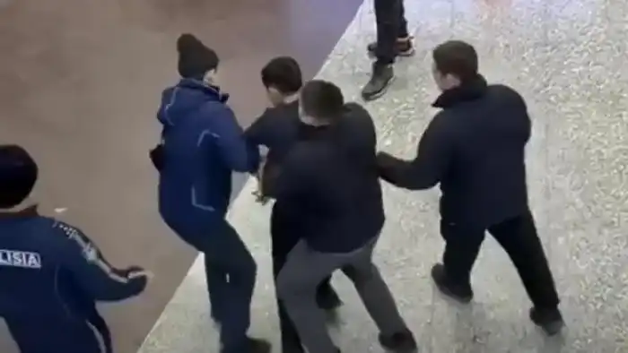 В Астане из торгового центра силой вывели молодого человека: видео с инцидентом стало вирусным в соцсетях Астане