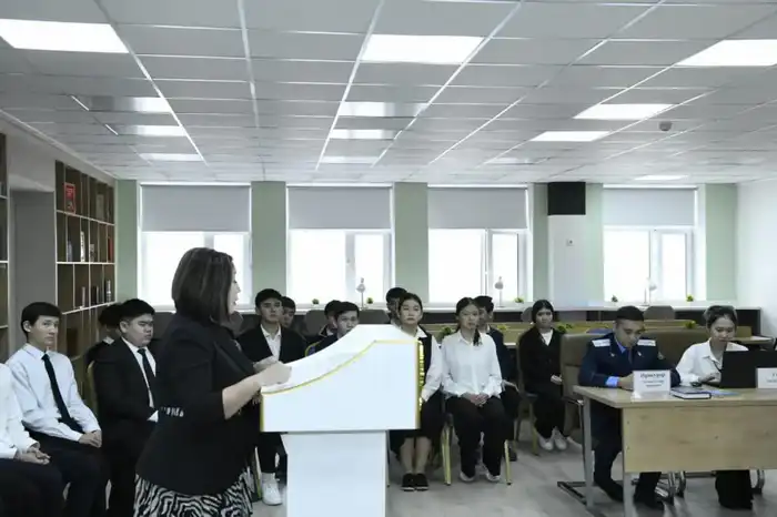 «Закон и порядок»: судебное заседание инсценировали в столичной школе для учащихся (5)