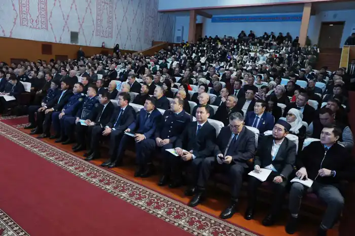 Ербол Карашукеев обсудил с жителями Байзакского района планы по ремонту и строительству Астане