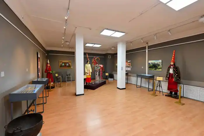 Аким области посетил выставку «Ұлы дала қазынасы» (2)