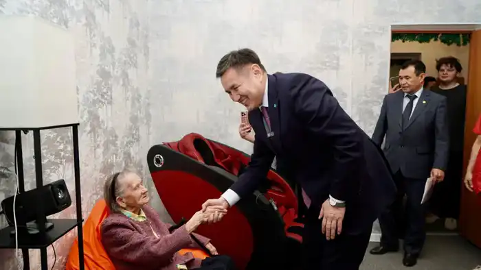 Аким ВКО провёл новогодний вечер с одинокими пожилыми людьми (4)