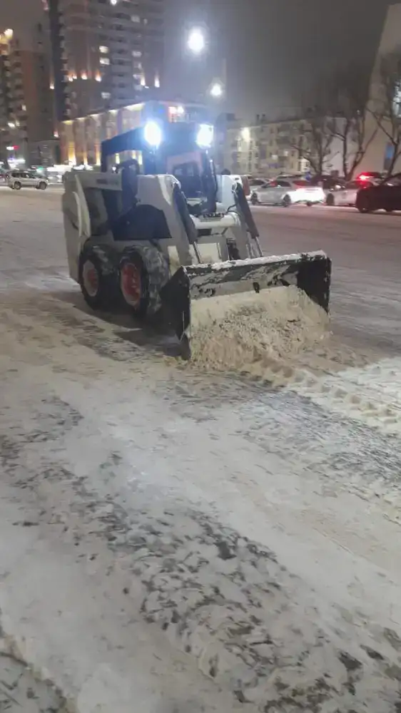 В Астане ночью к уборке снега привлечено более 1,6 тысячи единиц спецтехники (2)