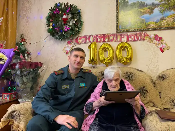 Сквозь годы: военнослужащие Павлодарской области отдают дань уважения ветерану войны Марии Матюшиной в день ее столетия Астане