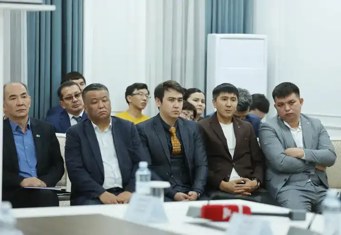 Ербол Карашукеев встречается с представителями интеллигенции региона Астане