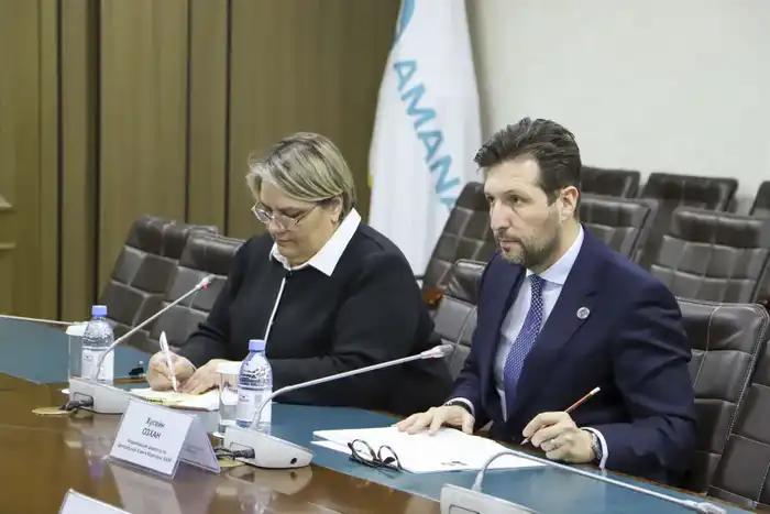 Министр финансов РК Мади Такиев провел встречу с Управляющим директором по Центральной Азии и Монголии Европейского банка реконструкции развития (ЕБРР) Хусейн Озханом. (2)