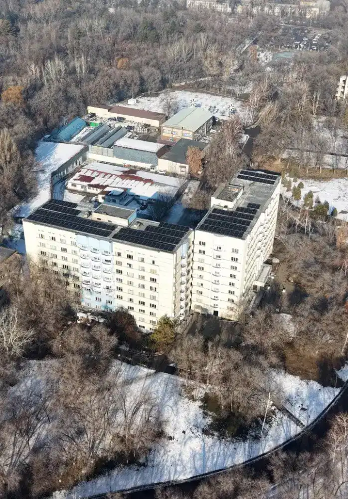 На крыше учебных корпусов КазНУ установлены солнечные панели (4)