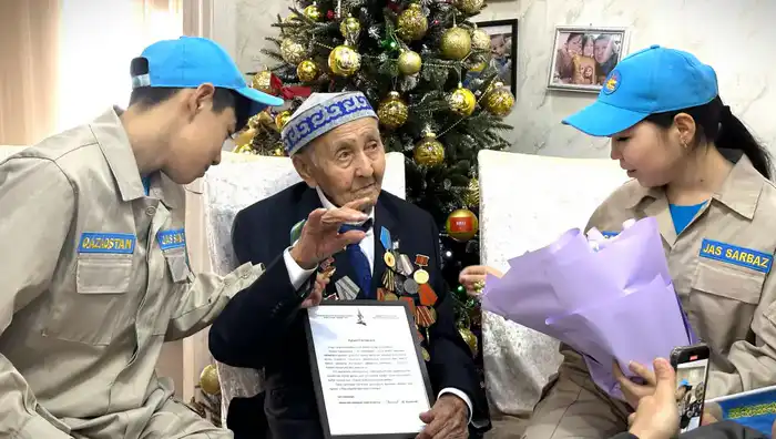 Военнослужащие Вооруженных сил поздравили фронтовика Ыскака Кусаинова со 102-летием Астане
