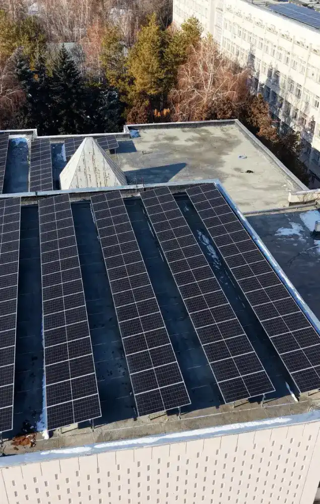 На крыше учебных корпусов КазНУ установлены солнечные панели (10)