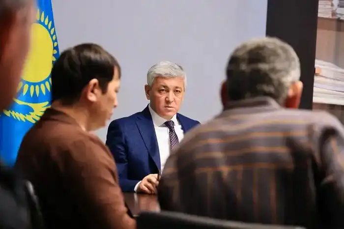 Проблемы ЖКХ и получения земли обсудили на приёме жители с Ермаганбетом Булекпаевым (8)