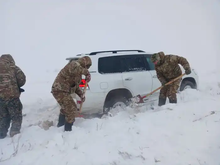 Kazakhstan's Emergency Rescuers Evacuate 257 Individuals from Snowdrifts Amid Deteriorating Weather Conditions Астане
