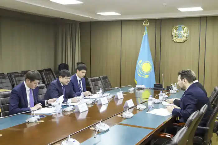 Укрепление инвестиционного сотрудничества: встреча Мади Такиева с Хусейном Озханом Астане