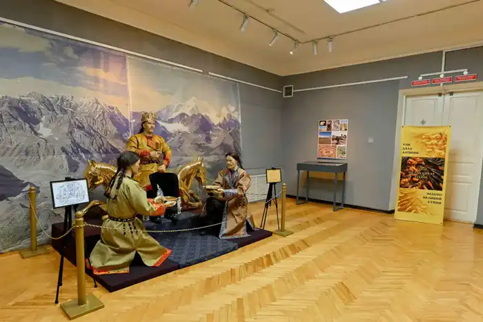 Аким области посетил выставку «Ұлы дала қазынасы» (4)