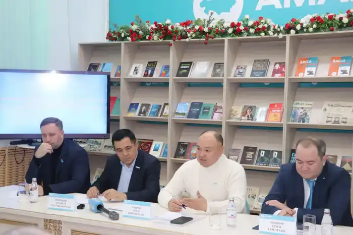 В Усть-Каменогорске депутат Мажилиса Ерлан Саиров встретился с представителями интеллигенции (9)