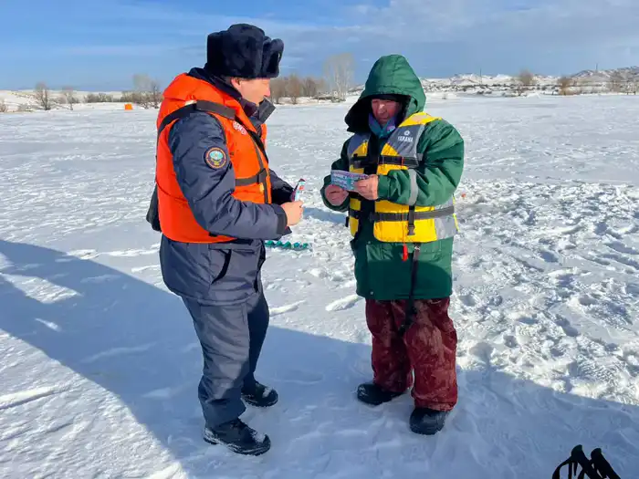 Ледяные ловушки: МЧС Казахстана предупреждает об опасностях на неокрепшем льду Астане