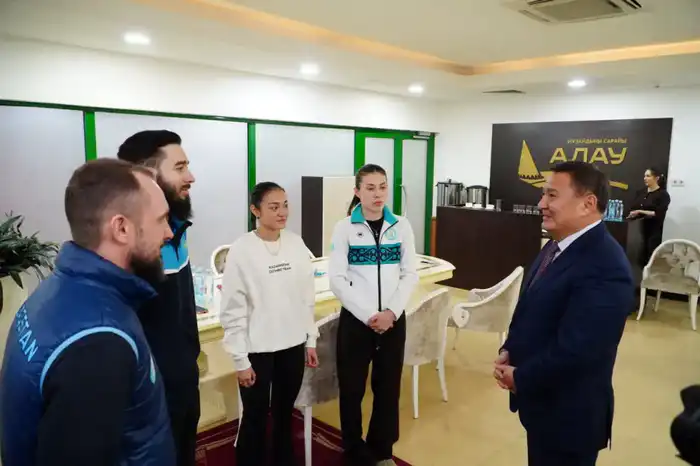 Аким Акмолинской области Марат Ахметжанов встретился с конькобежцами (6)