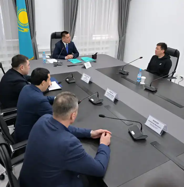 Прием граждан Акимом области Асаин Байхановым обсуждение социальной помощи жилищных условий и инфраструктуры Астане