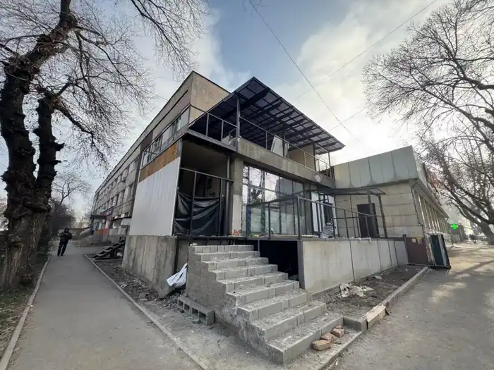 В Алматы начался снос незаконной пристройки на ул. Акан Серы, 18 Астане