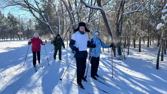 В Астане группа пенсионеров занимается лыжным спортом и зимним плаванием (4)