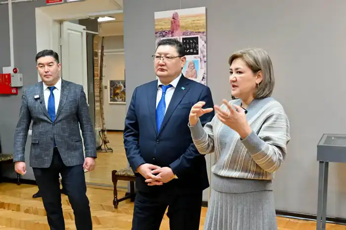 Аким области посетил выставку «Ұлы дала қазынасы» (5)