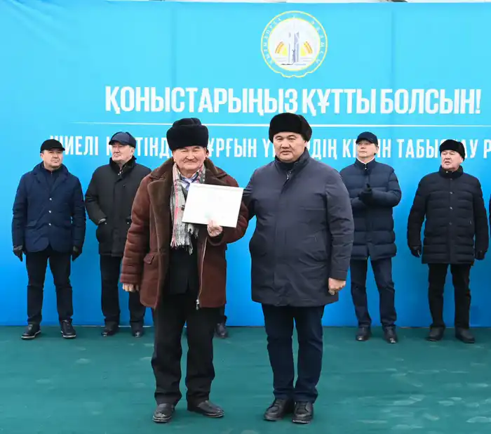 Жителям поселка Шиели вручили ключи от квартир в микрорайоне «Шугыла» (5)