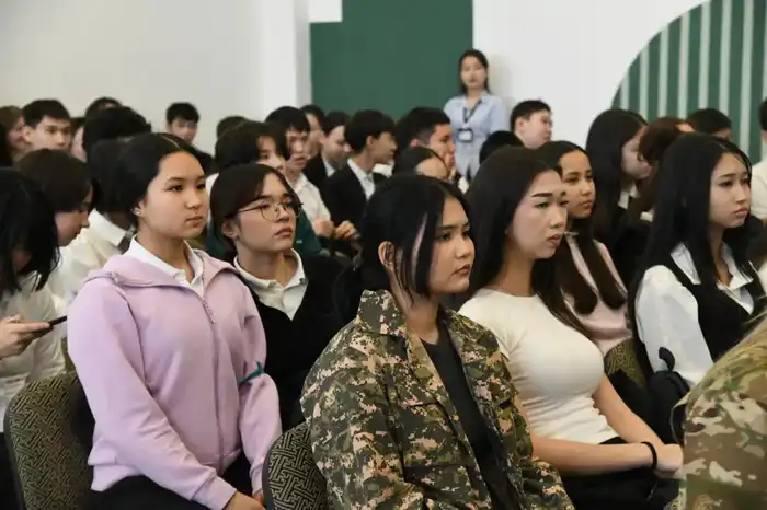 «Закон и порядок»: как не попасть в ловушку мошенников и что делать при ЧС, рассказали столичным школьникам (4)