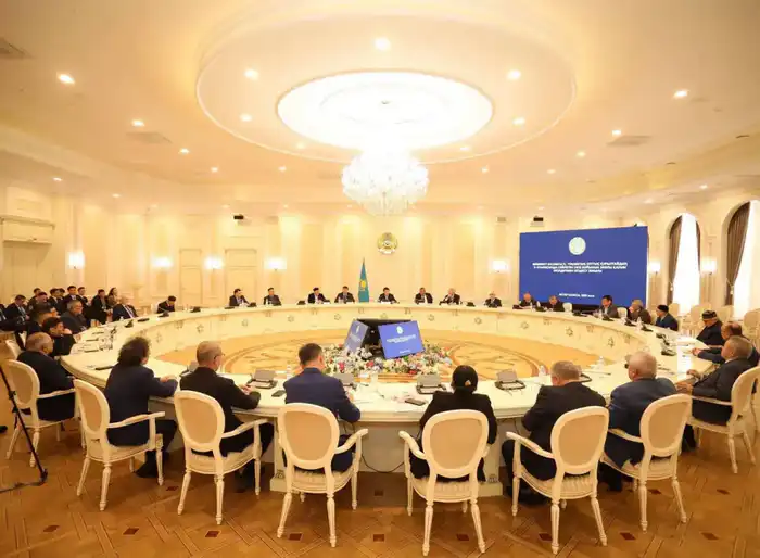 Обсуждение инициатив Президента Казахстана по развитию культуры и цифровизации на Национальном курултае с интеллигенцией Мангистау Астане