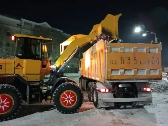 Около двух тысяч единиц спецтехники заняты в уборке снега в Астане (6)