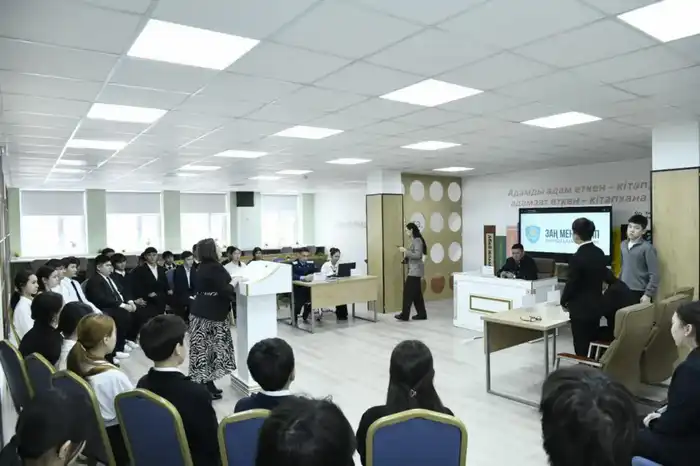 «Закон и порядок»: судебное заседание инсценировали в столичной школе для учащихся (4)