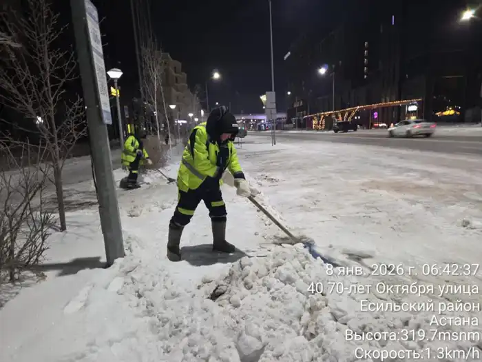 Дорожные рабочие Астаны убирают снег в зимних условиях Астане