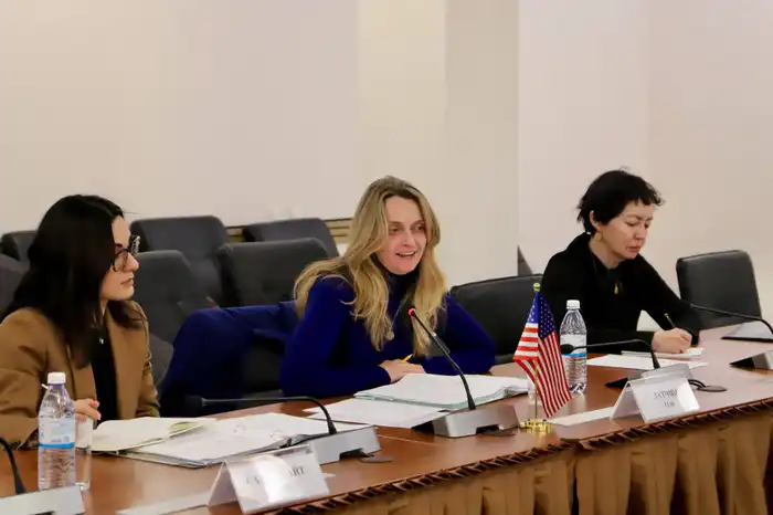 Аскарбек Ертаев и Оля Латчин обсудили защиту прав работников в Казахстане Астане