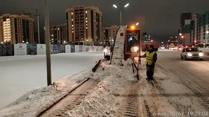 В Астане ночью к уборке снега привлечено более 1,6 тысячи единиц спецтехники (8)