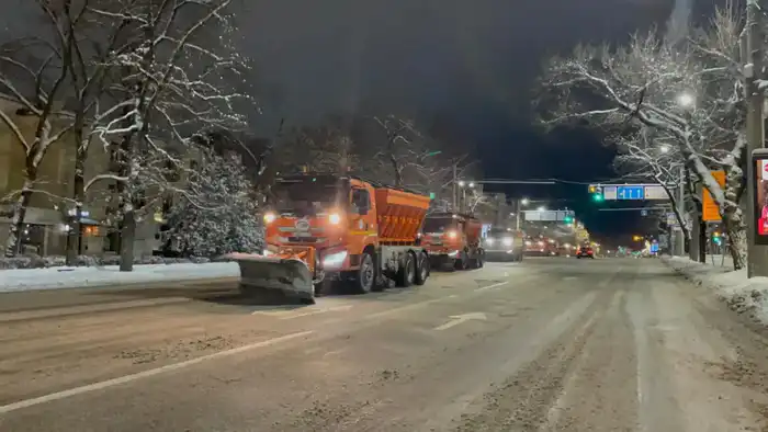 Алматы очищают от снега круглосуточно Астане