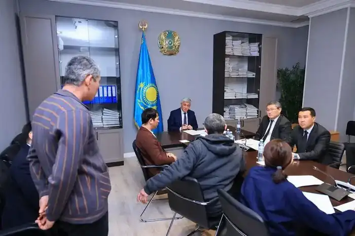 Проблемы ЖКХ и получения земли обсудили на приёме жители с Ермаганбетом Булекпаевым (2)