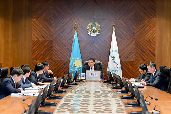 Аким области Абай проводит прием руководителей управлений, где заслушивает отчеты (8)